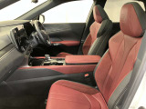 FSPORT専用本革スポーツシート。快適で操作性の良い運転の基本は、シートポジションです。
