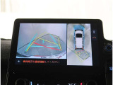 【パノラマモニター】に搭載した4つのカメラにより、車を真上から見ているような映像を表示。運転席から確認しにくい車両周囲の状況を把握できます。