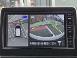 アラウンドビューモニター。上空から見下ろしているような映像で、スムースな駐車をサポートします。