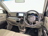 運転席まわりです。 各操作スイッチは使いやすい位置に配置されてます。