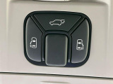【両側スライドドア】駐車場で隣の車との間隔が狭く乗りにくい時、スライドドアなら安心!ドアオープン時も幅を取らず、開口部が広いので乗り降りがとっても簡単です。大きな荷物の出し入れも後席から可能♪