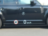 ヘッドアップディスプレイは運転中に役立つ情報をフロントガラスに映し出します。独自のレーザー技術により、直射日光が当たるような状況にも対応。走行速度、ナビゲーションなどの情報を、クリアに表示します。