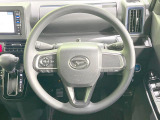 インテリアに合わせたデザインのステアリングは、運転される方のことも考え、運転しやすい形状、大きさです。是非一度、実際に触ってお確かめください。