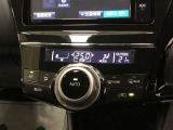 オートエアコンです。温度を設定すれば、あとはクルマにおまかせ!車内を快適に保ってくれます。1つのダイヤルで空調操作が可能!このアイコニックなデザインは、プリウス&alpha;の特徴のひとつです!
