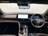 シンプルながら機能性あふれる運転席廻りです。視界性もよく、運転しやすいですよ。