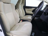 運転席・助手席共に肘かけ付きで、ゆったりとしたドライビングが楽しめます。
