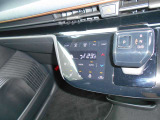 車内の室温を自動で一定に保ってくれる便利なオートエアコンが付いています。温度を設定するとクルマがエアコン噴出し温度を上げたり下げたり風量を変えたりしてくれるので運転に集中が出来ますよ。