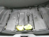 スペアタイヤレス車です。応急セットを搭載しております。