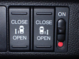 運転席からもスライドドアをボタン操作でスピーディーに開閉できます!またスマートキーでも操作できるので便利です。