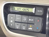 【オートエアコン】一度お好みの温度に設定すれば、車内の温度を検知し風量や温度を自動で調整。暑い&hellip;寒い&hellip;と何度もスイッチ操作をする必要はありません。快適な車内空間には必須の機能ですね♪