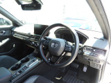 ★運転席まわり★大きなフロントガラスで見晴らしよく運転しやす設計と、広くてゆとりのある運転席。楽な姿勢で座ることが出来るので長時間の運転でも疲れにくいですし体もぶれにくく工夫されています。