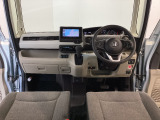 【前方視界】開放的な前方視界!運転がしやすく疲れにくいです♪窓が大きく、見通しがとっても良いおクルマですよ♪