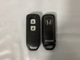 スマートキーを装備しています。鍵を差し込むことなくドアロックの開け閉めと、スタートボタン操作でのエンジンスタートができます。スペアキーも同じものを用意しております。