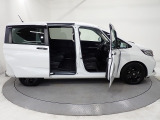 Honda独自のセンタータンクレイアウト、低床設計で床が低くドアも大きく開きますので、女性やお子様、ご年配の方にも一段と乗り降りがしやすくなっています。