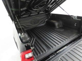 荷台にはベッドライナーを装着しております。