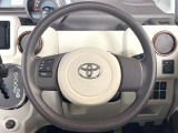 インテリアに合わせたデザインのステアリングは、運転される方のことも考え、運転しやすい形状、大きさです。是非一度、実際に触ってお確かめください。