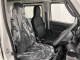 高いホールド性で運転姿勢が安定します。長距離ドライブでも疲れにくいのが魅力です。快適なドライビングライフをお送りください♪