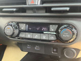 お好みの温度に合わせれば自動的に調節、オートエアコン装備。年中快適な車内。