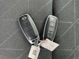 インテリジェントキー 持っていればドアノブのボタンを押せば施錠や施錠を解除 エンジンスタートボタンを押せばエンジンスタートといちいちポケット(鞄からキーを出さなくても良いんです)