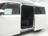 【両側パワースライドドア】両側パワースライドドア付きだから、狭い駐車スペースなどでの 乗り降りラクラク!小さなお子さまのいるご家庭には嬉しい装備。