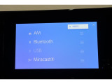 純正ディスプレイオーディオを装備。Bluetooth対応でお手持ちのスマートフォンからお気に入りの音楽の再生も可能。