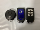 スマートキー付きですからドアロックの開閉およびエンジンスタートが楽々です。電動スライドドアの開け閉めもボタンで操作できます。加えて、純正リモコンエンジンスターター用の操作キーもついています。