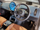 MINIの内装はとにかく『円』に拘ったデザインコンセプトが一目で伝わってきます。これほど円形に拘った車は他に御座いません。伝統のデザイン、トグルスイッチなど遊び心のある内装で御座います。
