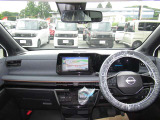 全方位で視界が広く運転がしやすいので女性の方にも人気のインテリアになっています!