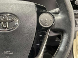 ステアリングスイッチ付きで、運転中に視線を前に向けたまま操作できます。