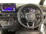 【ハンドル】運転にかかわる様々な操作を安全に行えるように視点移動が少なく操作性に配慮されたスイッチ類が凝縮されたコックピットです。
