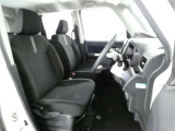 高いホールド性で運転姿勢が安定します。長距離ドライブでも疲れにくいのが魅力です。快適なドライビングライフをお送りください♪