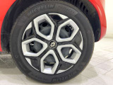 ご納車の前には専門スタッフによる点検・整備を実施いたします。さらにはご納車後のカーライフを想定し、各機関・電気系統のチェック、ロードテストも行いますので、ご遠方のお客様もご安心下さいませ。