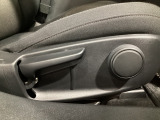 運転席にはドライバーの体型や好みに応じて前後方向だけでなく、高さの調整ができるシートリフターを装備!
