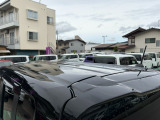 目立つキズ凹み等はありませんが、中古車という商品の特性ルーフには子キズや塗装しみがあります