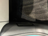 助手席足元にボンネットを開けるレバーついてます
