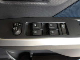 パワーウィンドウスイッチで運転席から全席の窓の開閉ができます。