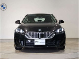 【BMWの伝統】BMWの特徴的な&ldquo;キドニーグリル&rdquo;は、80年以上続く伝統の形でございます。変わらないこだわりのデザインが、プレミアムブランド&ldquo;BMW&rdquo;を創り出します。