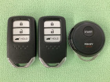 スマートキーを装備しています。鍵を差し込むことなくドアロックの開け閉めと、スタートボタン操作でのエンジンスタートができます。加えて、純正リモコンエンジンスターター用の操作キーもついています。