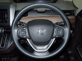 ハンドル左側にはオーディオ操作が出来るオーディオリモートコントロールスイッチ、右側にはHonda SENSINGとオートクルーズコントロールのスイッチを装備!