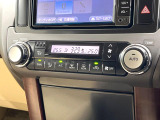 【左右独立型フルオートエアコン】運転席と助手席でそれぞれお好みの温度に設定可能。同乗者にも配慮した、快適な空調をお届け致します。
