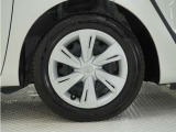 ◆純正ホイール装着車◆シンプルなデザインのホイールキャップ付きです。