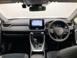 シンプルながら機能性あふれる運転席廻りです。視界性もよく、運転しやすいですよ。
