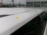 ルーフの運転席側後方にへこみがあります。