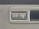 【パワーバックドア】スマートキーや運転席のボタンを押すだけでリアゲートが自動で開閉します!荷物を持っている時や、高い位置にあるバックドアを閉める際に便利な機能です♪
