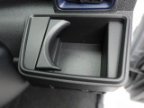 カップホルダーは運転席や助手席からちょうど手の届く位置です!!