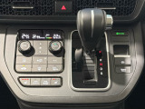 CVT車のセレクトレバーです。低速から高速まで、変速ショックのないスムーズな走りを実現するとともに、エンジン効率のよい領域を維持することで燃費にも貢献します。