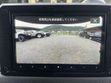 特に知らない場所での駐車・車庫入れなどには気を使います。 そんな時にはバックカメラがとっても便利。 ドライバーの死角をサポートしてくれるので安心・安全が確保できます。