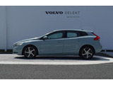 V40の特徴でもある流線型のボディーラインは軽快な走りを予感させます。