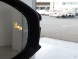 隣車線を走る車両をレーダーで検知し、ドアミラーでは確認しにくい後側方エリアに存在する車両に加え、急接近してくる車両も検知します。車両を検知するとドアミラーに搭載されたLEDインジケーターが点灯します。