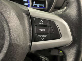 ステアリングスイッチ付きで、運転中に視線を前に向けたまま操作できます。